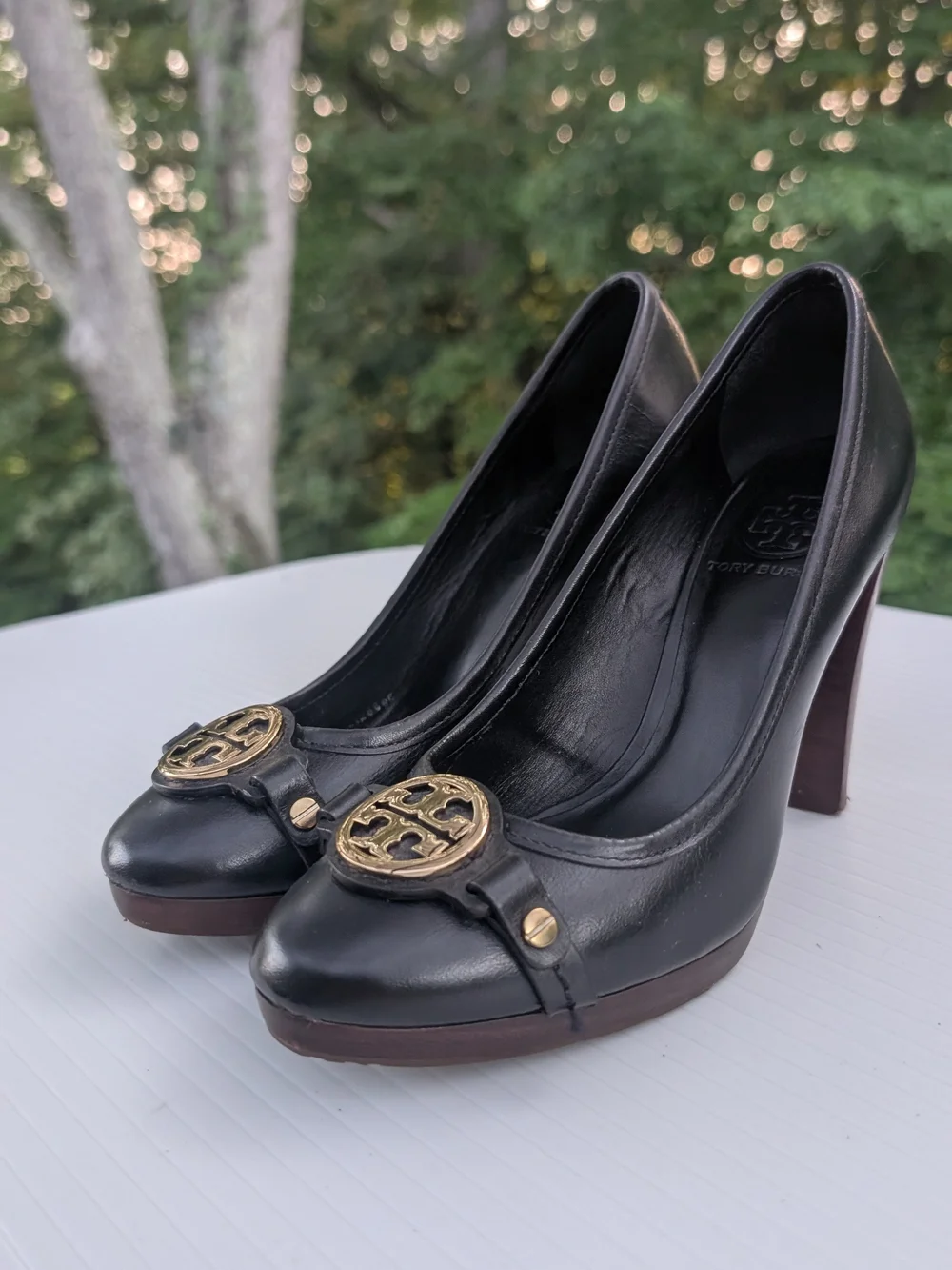 Tory Burch  Calsta Black Leather Logo Medallion Pumps 7